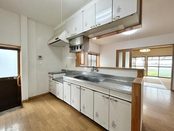 【土地124坪×平屋】香南市野市町下井　中古一戸建てのキッチン|会話が弾む対面キッチン。リビングを見渡せる開放的な設計で、家事の時間も楽しく。