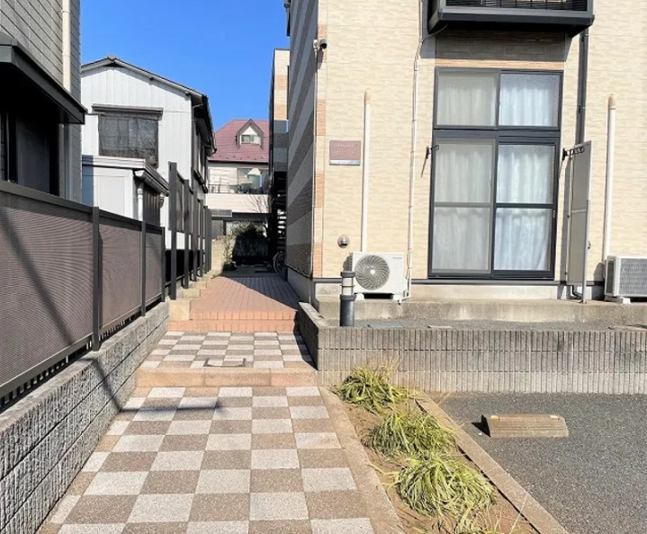 レオパレスワールド山中のエントランス