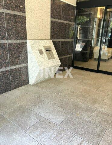 横浜市西区平沼１丁目の賃貸マンションのエントランス