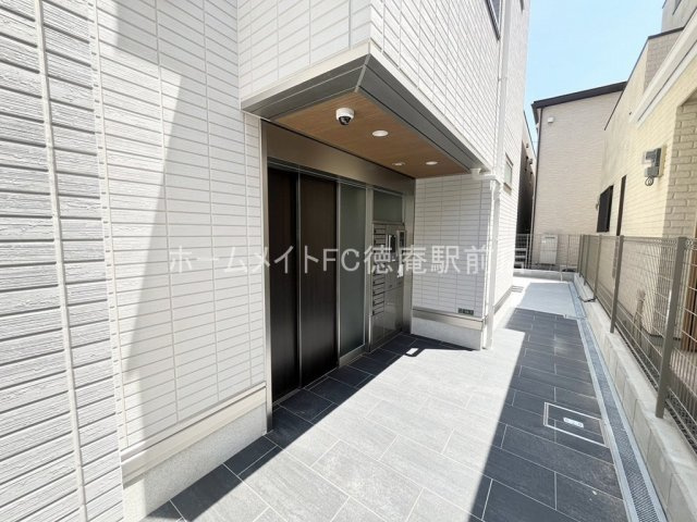 大阪市城東区諏訪３丁目のアパートのエントランス