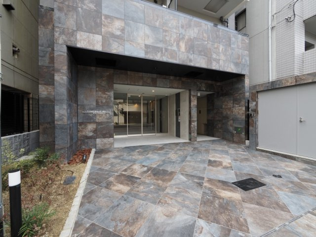 コンフォリア・リヴ桜川ソルテラスのエントランス