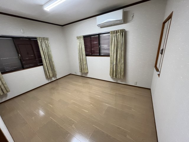 東人丸町戸建の洋室
