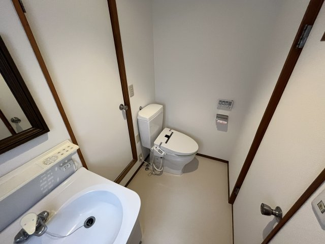 東人丸町戸建のトイレ