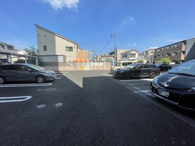 URBAN SKYLINE OMIYAの駐車場|敷地内に駐車場あります♪