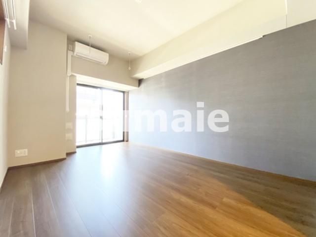 URBAN SKYLINE OMIYAの居間・リビング|こだわりのアクセントクロス☆