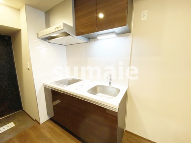 URBAN SKYLINE OMIYAのキッチン|木目調パネルがオシャレなキッチンです☆