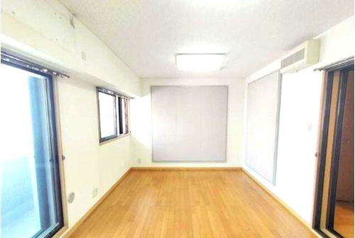 クレメント神戸・大倉山の洋室|無駄なものを置かずに、仕事や勉強に集中するワークスペースとして利用できる防音室
