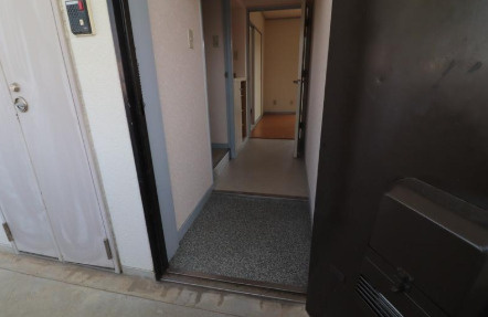 大町マンションの玄関