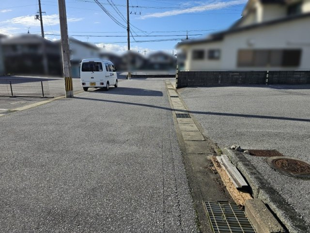 ベルロードに近い南向きの土地の前面道路含む現地写真