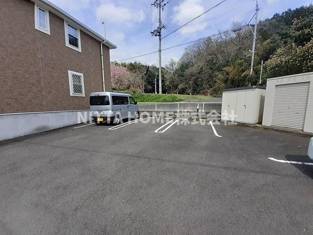 綾部市味方町薬師前のアパートの駐車場|敷地内の駐車場スペースです＊