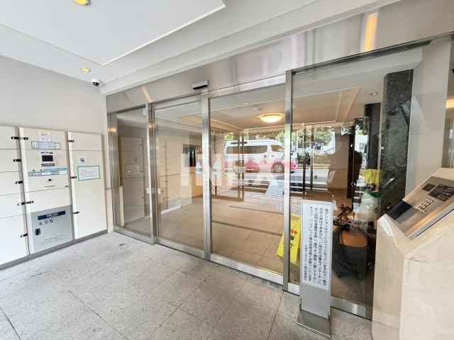 横浜市中区長者町４丁目の賃貸マンションのエントランス