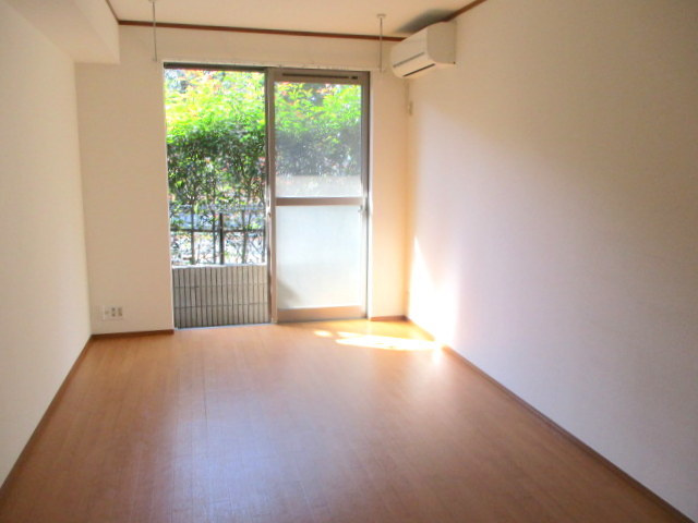 メゾンスカイピアの居間・リビング|★7.5帖の広めのお部屋です★