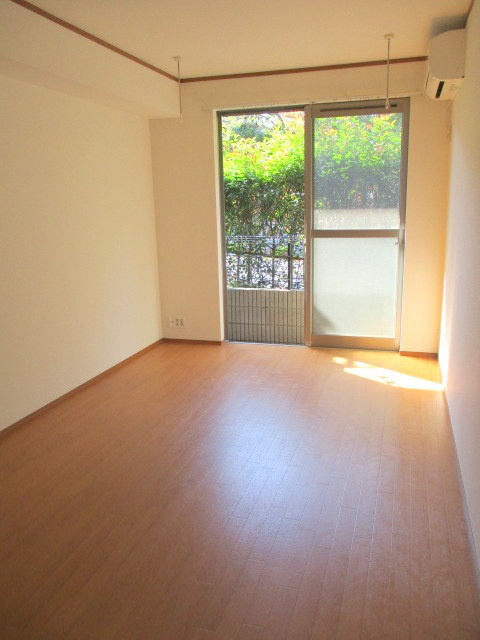メゾンスカイピアの居間・リビング|★7.5帖の広めのお部屋です★