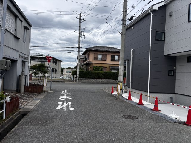 神戸市西区伊川谷町潤和新築戸建１号棟の前面道路含む現地写真