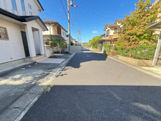 大津市松が丘２丁目 中古戸建の前面道路含む現地写真