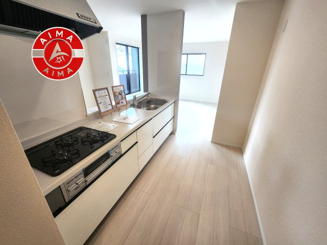 糟屋郡志免町田富1丁目第3-1棟（1号棟）のキッチン|ダイニングテーブルへの配膳がラクラク、お料理はかどるカウンター付きシステムキッチン！