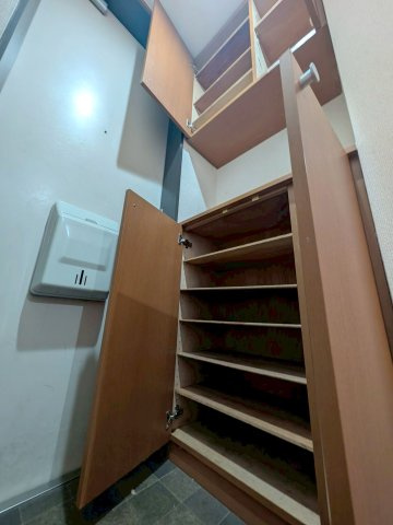メゾン御所水の玄関