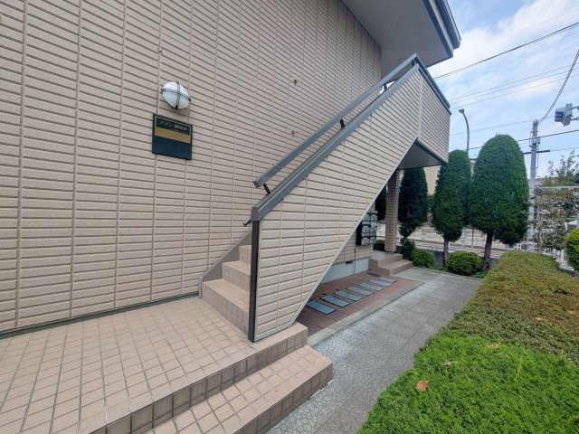 メゾン御所水のエントランス