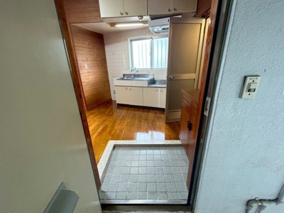 【玄関】 | コーポ島 | ※退去前の為、別部屋の写真を掲載しております