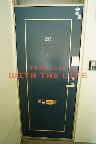 リバー・ビューこもりの【10,000円キャッシュバック対象物件】の玄関|明るい玄関です