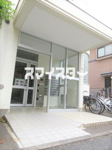 立川市錦町１丁目の賃貸マンションのエントランス