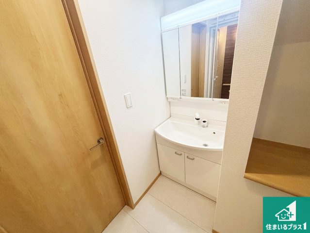 ♦堺市東区日置荘西町　新築一戸建ての独立洗面台|清潔感のある洗面台です。フラットな鏡は掃除がしやすく毎日清潔！鏡裏には収納があるのでスッキリとした洗面台が保てます。