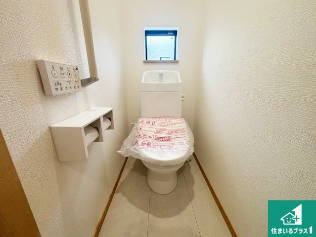 ♦堺市東区日置荘西町　新築一戸建てのトイレ|1・2階の2ヶ所にあるので、朝の忙しい時間の順番待ちもなく、深夜の利用にも大変便利です。