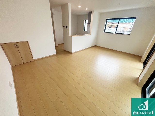 ♦堺市東区日置荘西町　新築一戸建ての居間・リビング|シンプルなリビングは、観葉植物等のインテリアを楽しめますね！パパ好みにも、ママ好みにも家具次第で雰囲気を変えることができます！