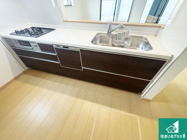 ◆堺市東区日置荘西町　新築一戸建てのキッチン|明るいリビングで朝の目覚めもスッキリできそう！対面キッチンでご家族のコミュニケーションも自然と増える設計！小さなお子様が遊ぶスペースを作っても広々とくつろげるLDK！
