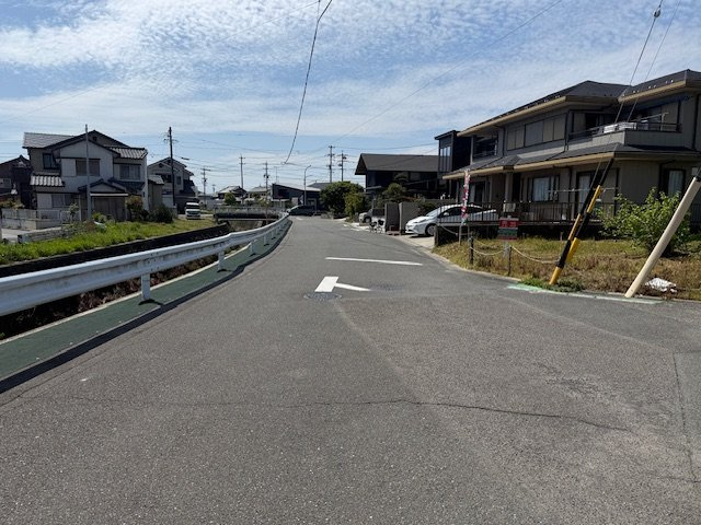 常滑市本郷町4丁目　売地の前面道路含む現地写真