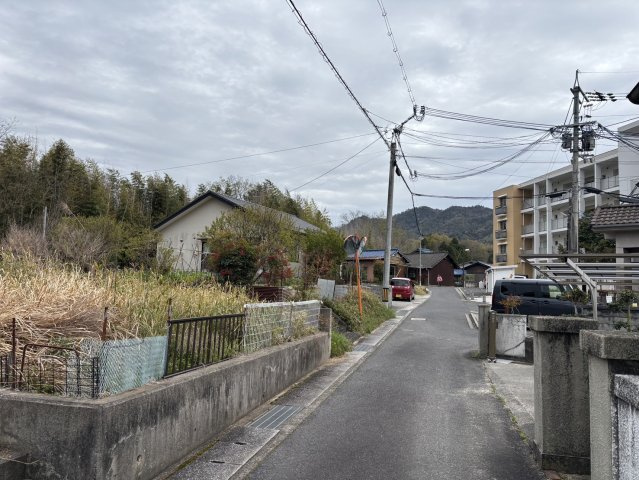 熊野町中溝1丁目の前面道路含む現地写真
