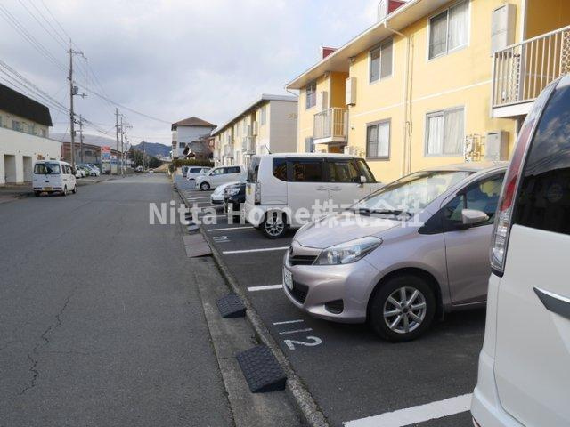 メゾンふじⅡの駐車場|敷地内駐車場スペース確保しています！