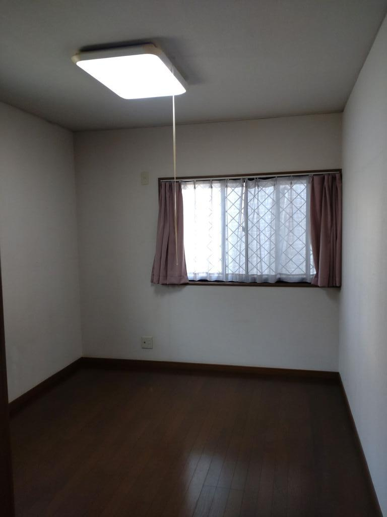 所沢市宮本町１丁目の中古一戸建の洋室|1階北側6帖の洋室です。
2面採光で風通しも◎
収納も付いてお部屋をスッキリお使いいただけます。