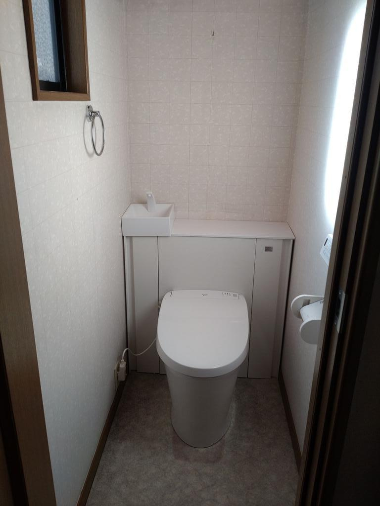 所沢市宮本町１丁目の中古一戸建のトイレ|令和1年頃交換した2階トイレ。
タンクレスでスッキリとした空間です。
