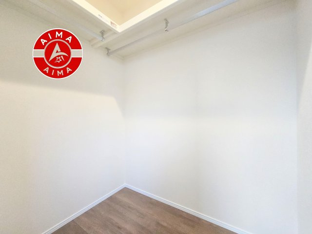 福岡市東区舞松原2丁目第1-2棟（1号棟）の内観：施工例|洋服や大きな荷物が多い方や人数の多いご家族などは、一般的なクローゼットよりもウォークインクローゼットのほうが使い勝手が良いです。