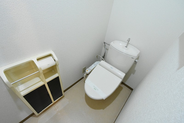 温水洗浄便座付きのトイレです♪
