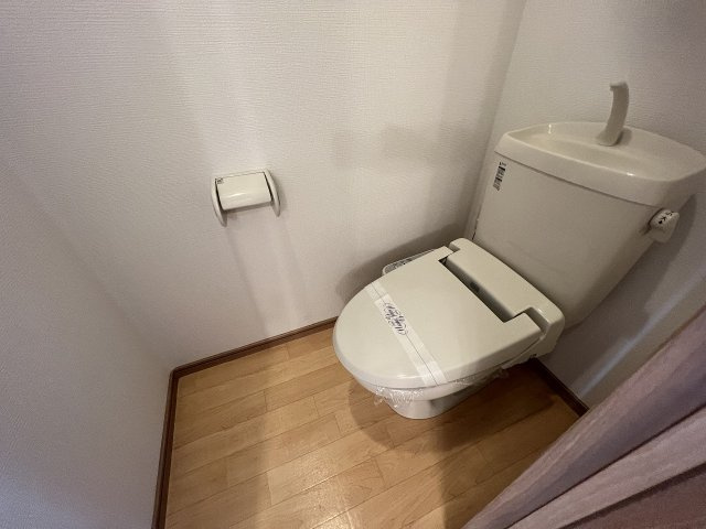 温水洗浄便座付きのトイレです♪