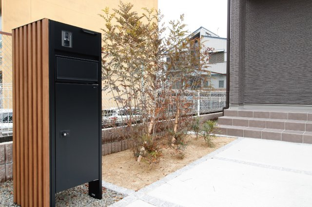 西小二里　中古未入居戸建ての庭|宅配ボックス付きの機能門柱