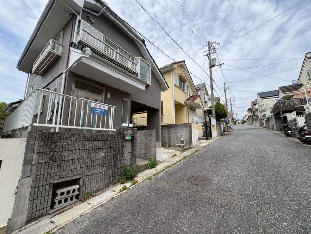 須磨区東白川台２丁目　中古戸建ての前面道路含む現地写真|前面道路含む現地写真です