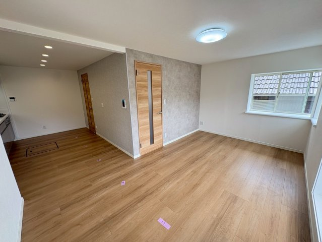 須磨区東白川台２丁目　中古戸建ての居間・リビング|13.5帖のコンパクトなLDKで家族との心の距離も縮まりますね！