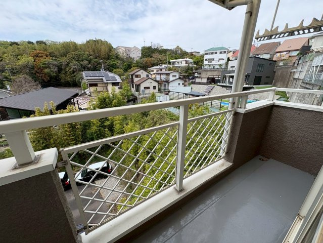 須磨区東白川台２丁目　中古戸建てのバルコニー|全面が下がっているため外からの目が気にならないバルコニーで洗濯物が干せます
