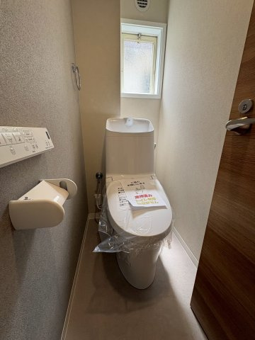 須磨区東白川台２丁目　中古戸建てのトイレ|落ち着いた色調のトイレです