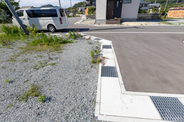 たつの市誉田町福田　売土地の前面道路含む現地写真