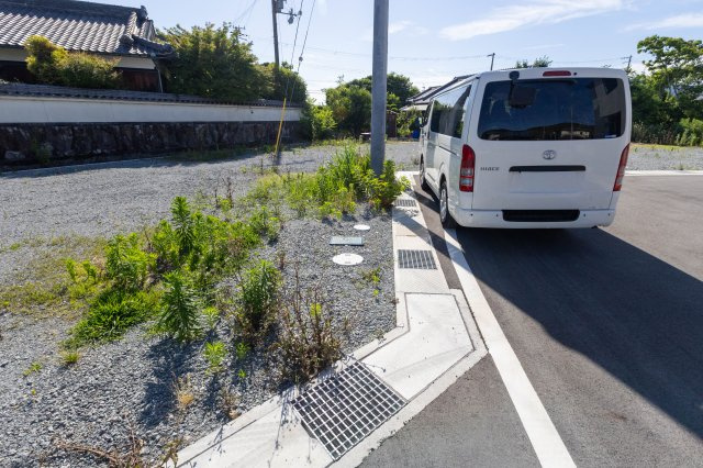 たつの市誉田町福田　売土地の前面道路含む現地写真