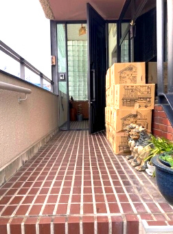西川町住宅付事務所・店舗のエントランス