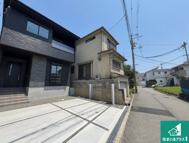 交野市私部　第1期　新築一戸建ての前面道路含む現地写真|周辺は閑静な住宅街！前面道路広々で車の出し入れも便利です。駐車が苦手な方でも安心して車庫入れできます！