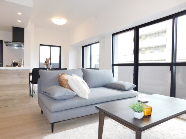 名古屋市中川区柳島町１丁目の中古マンションの居間・リビング|◇リビング◇　　南面で明るいリビング約１６．０帖　角部屋で陽当り良好♪　（令和７年１０月リフォーム済）