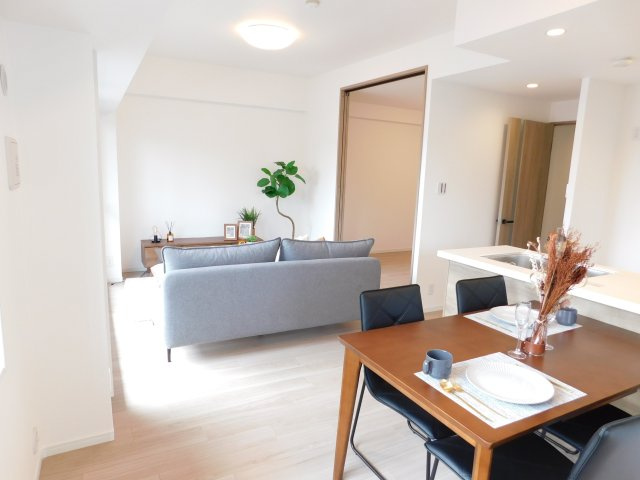 名古屋市中川区柳島町１丁目の中古マンションの居間・リビング|◇リビング◇　　南面で明るいリビング約１６．０帖　心地の良い開放感のあるリビング♪　（令和７年１０月リフォーム済）　