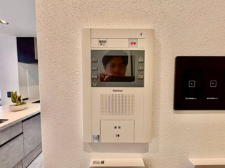 訪問者が来たときにテレビ画面で確認できるため、安心してドアを開けられます。録画機能があるものもあり、留守中に来訪者を記録しておくことができます。利便性が高く、セキュリティ面でも安心です。