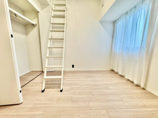 子供部屋…創造性や成長を促す遊びの空間を提供。学習や趣味に集中できる環境を整えます。個別のプライベートスペースは自己表現と自立心を育み、心地よい睡眠環境を整えリラックスできる場所を提供。